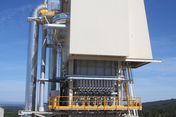 Indústria Cimento e Calcário, Casa de filtros, silos de coque com sistemas de alimentação pneumática, silos de enchimento e estruturas de suporte para outros silos.